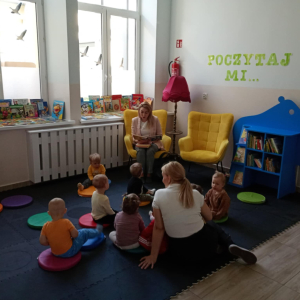 czytanie książeczki przez naszego gościa