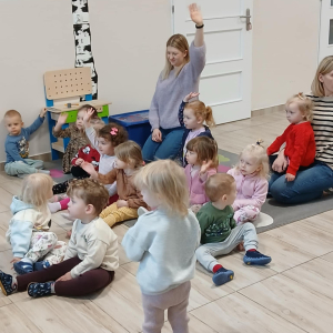 wspólne czytanie na holu
