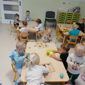 Zabawa przy stolikach