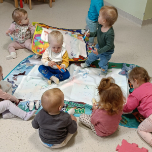 Zabawa z matą wodną.