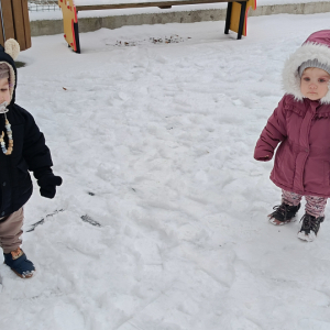 Pierwsze zabawy na śniegu.