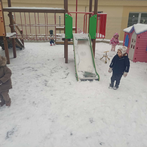 zabawa na placu żłobkowym