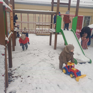 zabawa na placu żłobkowym