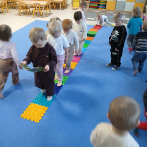 Zabawa ruchowa  - ścieżka sensoryczna