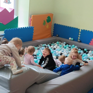 Zabawa w basenie z kulkami