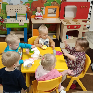 Zabawy na holu w kąciku kuchennym.