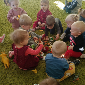 Dinozaury - zabawa na dywanie