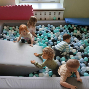 zabawy w basenie z piłkami