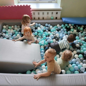 zabawy w basenie z piłkami