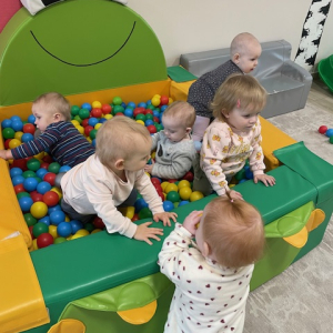 zabawa w basenie z kulkami