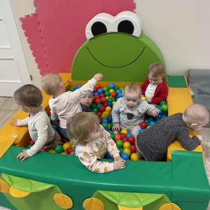 zabawa w basenie z kulkami