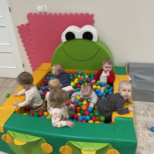 zabawa w basenie z kulkami