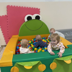 zabawa w basenie z kulkami