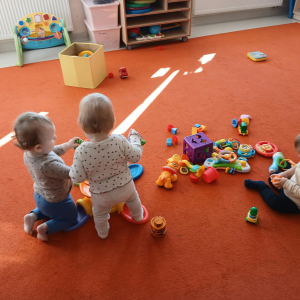 Zabawa swobodna na dywanie